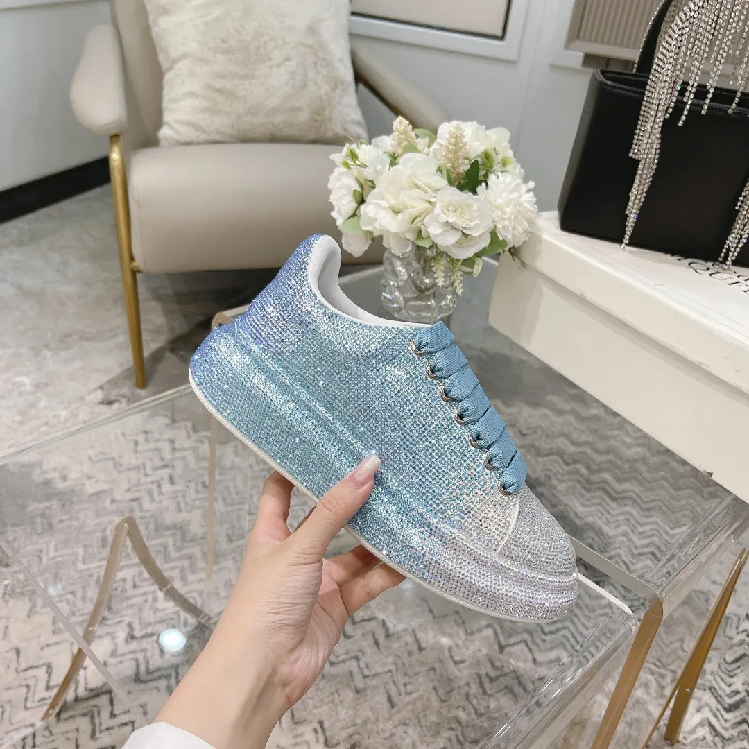 👟👟Ex-factory price 560👟👟 Men's size +10 2025SS McQueen crystal inlaid large and small diamond casual shoes counter original 1:1 production Fabric: imported silk velvet + imported Czech diamonds Lining: sheepskin lining Code number: 35-41 Male 39/44